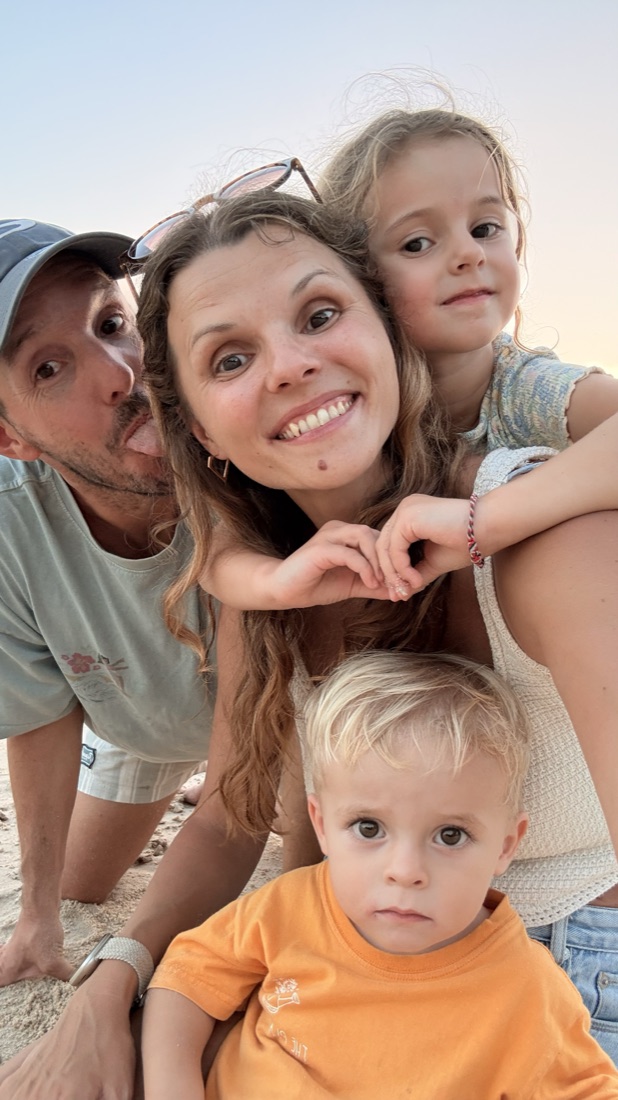 Anna, Oliver und ihre beiden Kinder, Selfie am Strand